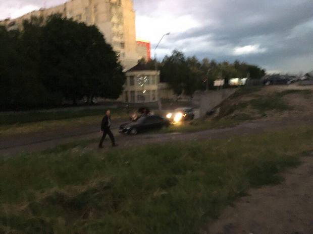 У Львові на слизькій дорозі потрощився автомобіль (ФОТО) - фото 1
