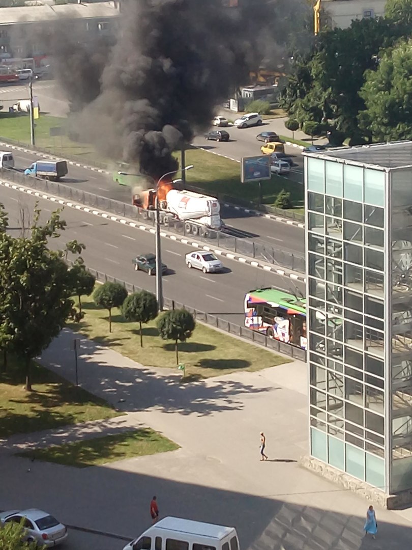 На проспекті Гагаріна спалахнув цементовоз: опубліковане відео (ВІДЕО, ФОТО)  - фото 2