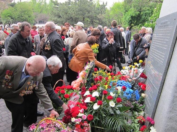 Незважаючи на дощову погоду, сотні запоріжців зібралися на мітинг-реквієм з нагоди 30-річчя Чорнобильської катастрофи - фото 7