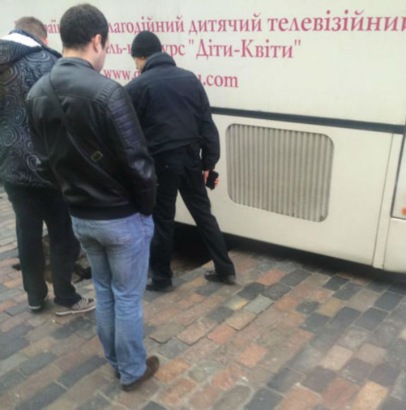 У центрі Києва провалилась бруківка: під землю пішов автобус  - фото 1