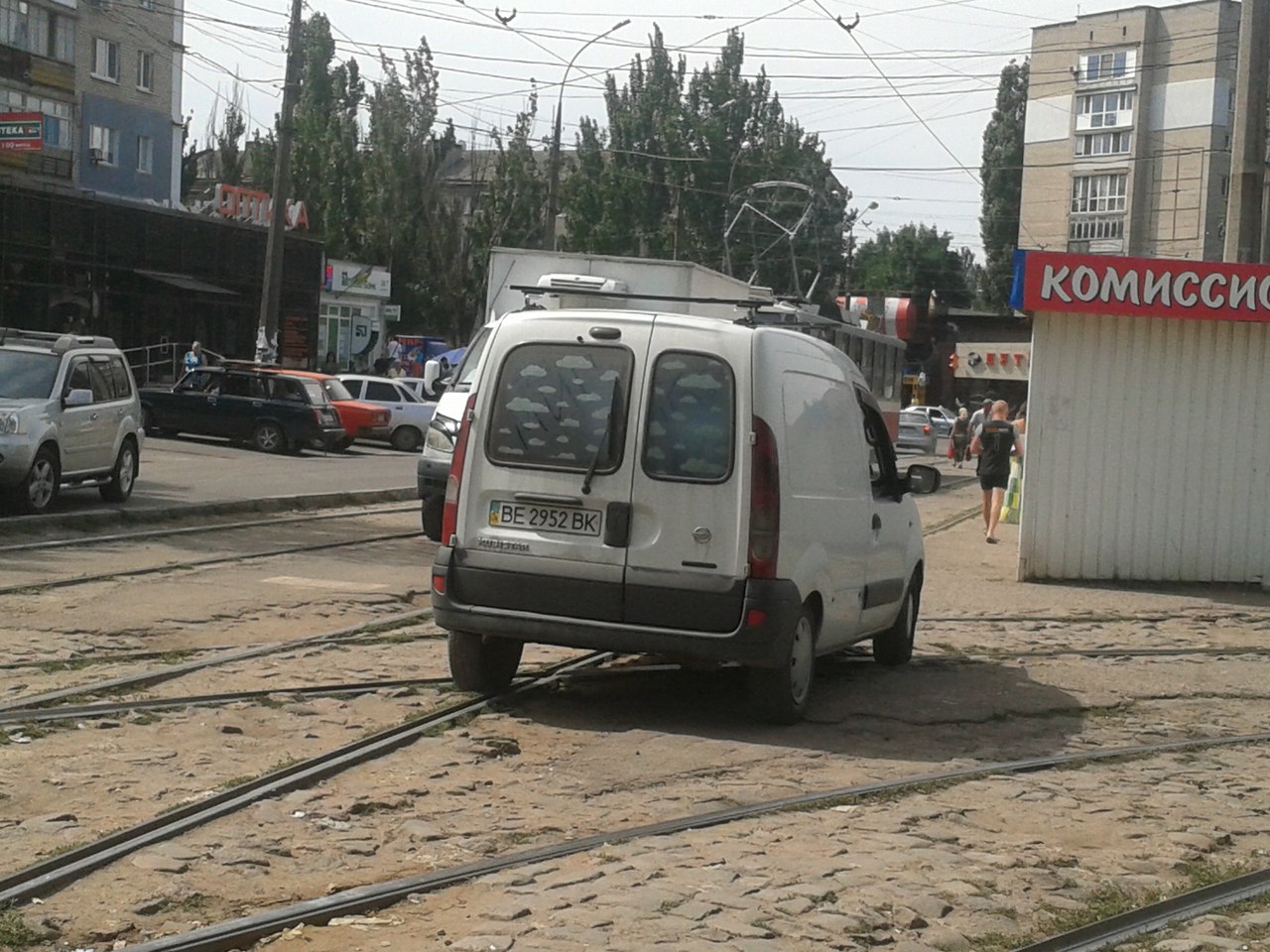 У Миколаєві нахабні водії продовжують блокувати рух трамваїв - фото 2