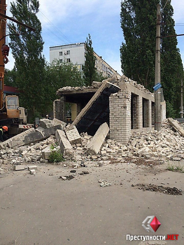 Перший пішов: у Миколаєві знесли двоповерхову недобудову