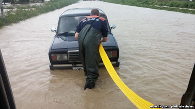 У Судаку потік бруду заблокував автомобільний рух - фото 2