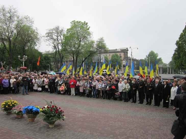 Незважаючи на дощову погоду, сотні запоріжців зібралися на мітинг-реквієм з нагоди 30-річчя Чорнобильської катастрофи - фото 1