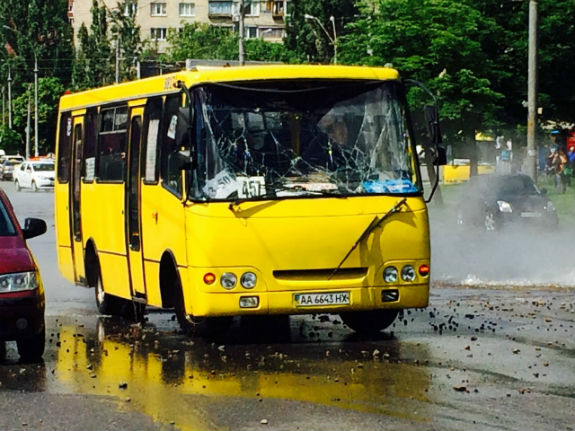 В центрі Києва прорвало трубу з гарячою водою: хвиля накрила людей на зупинці - фото 3