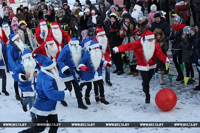 Як у Білорусі Діди Морози грали у футбол - фото 2