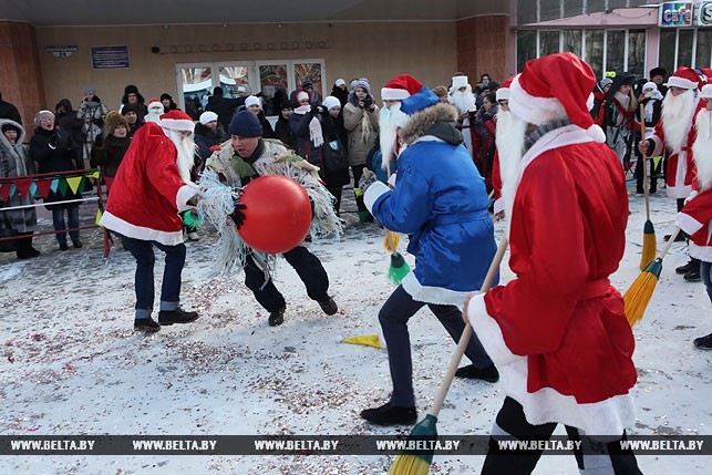 Як у Білорусі Діди Морози грали у футбол - фото 3