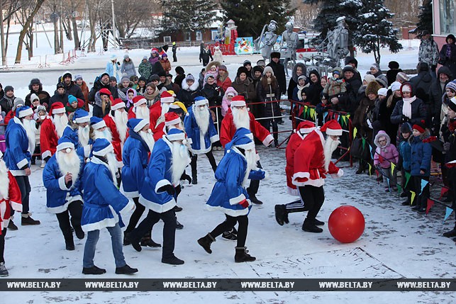 Як у Білорусі Діди Морози грали у футбол - фото 1