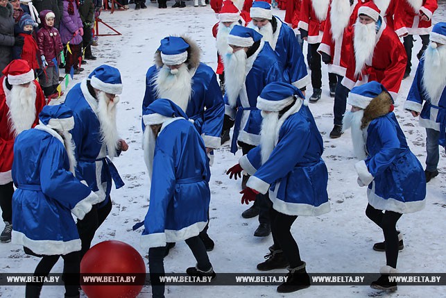 Як у Білорусі Діди Морози грали у футбол - фото 4