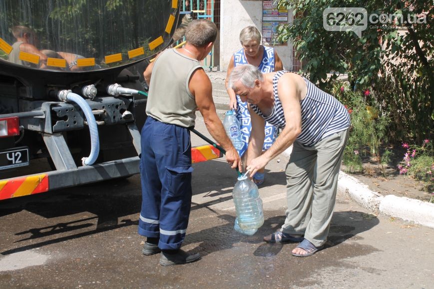 У Слов'янськ зневоднено: мешканці шикуються з бутилками за водою - фото 1