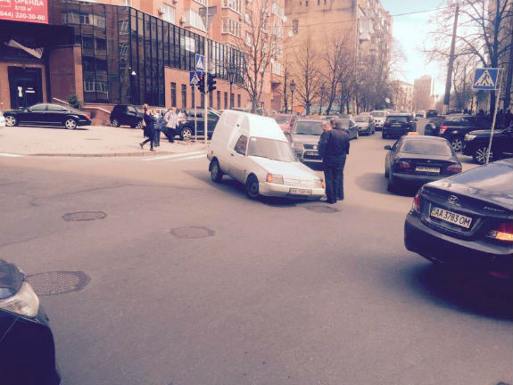 В центрі Києва провалився асфальт: під землю пішов автомобіль  - фото 1