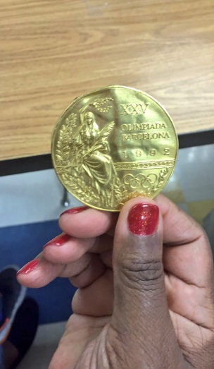 Маленька американка знайшла у смітнику Олімпійську золоту медаль 1992 року - фото 1