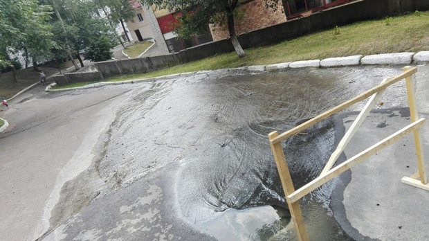 Як на львівській дорозі майже добу тече вода (ФОТО) - фото 1