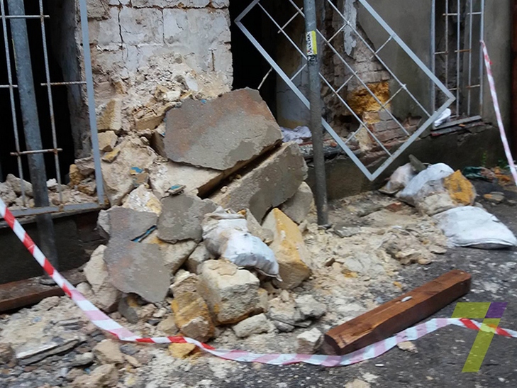 В Одесі, в центрі міста, обвалилася стіна житлового будинку - фото 2