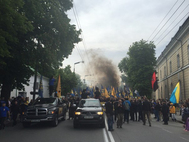 У Києві на марші "Вимоги нації" почалися заворушення. Запалали шини - фото 2