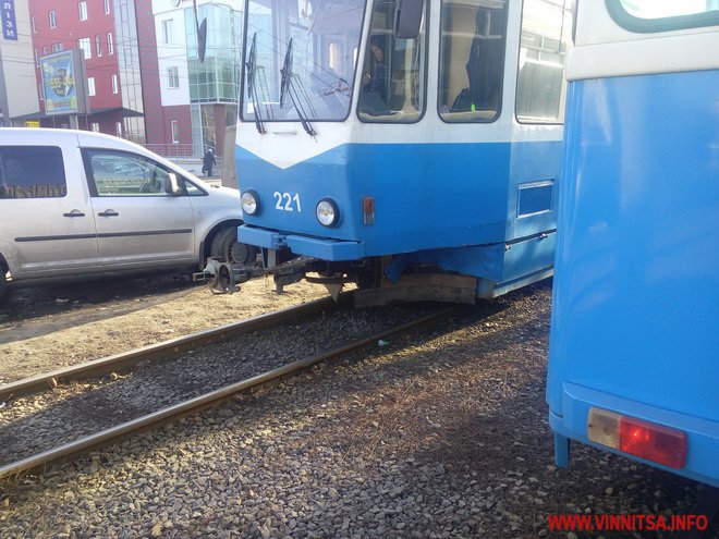 У Вінниці після зіткнення з трамваєм легковик відкинуло в стовб - фото 1