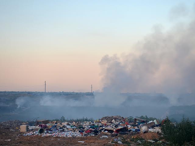 Стихійне сміттєзвалище у Миколаєві знов горіло через необережне поводження з вогнем