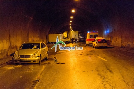 У Болгарії в тунелі зіткнулися близько 50 авто, є загиблі - фото 6