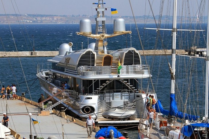 Розкішна яхта "головного ворога" Путіна стала під прапор України в Одесі - фото 1