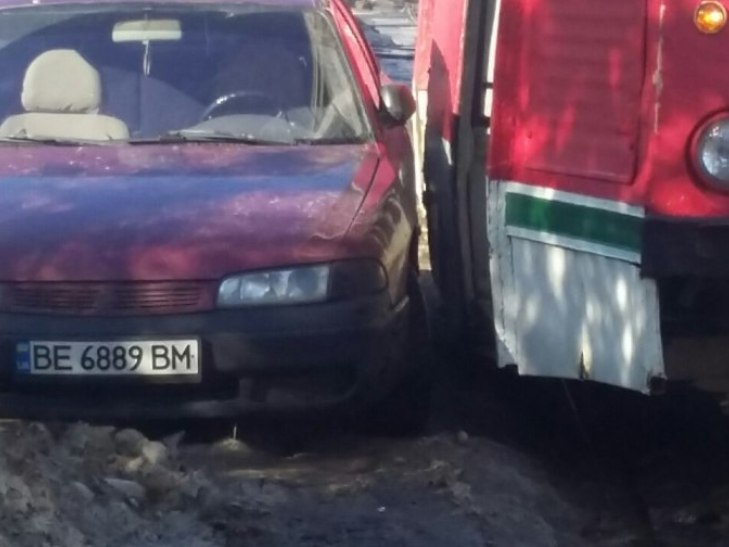У Миколаєві "автобидло" продовжує паркуватись на трамвайних коліях
