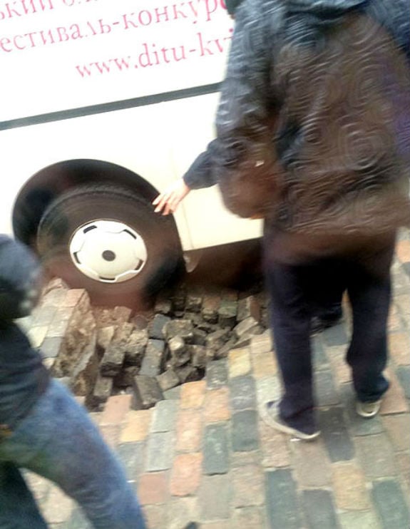 У центрі Києва провалилась бруківка: під землю пішов автобус  - фото 2