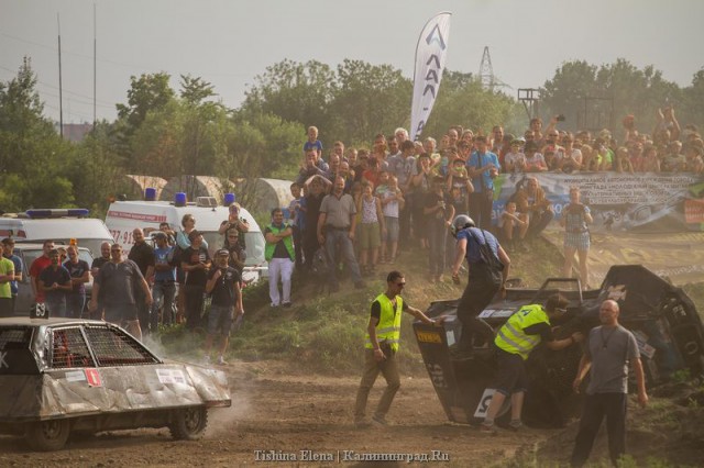 На Росії під час гонок автомобіль врізався в натовп глядачів - фото 1