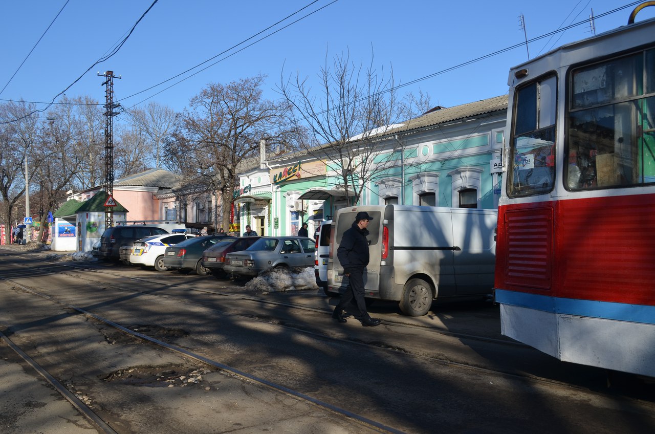 У центрі Миколаєва водій-невдаха перегородив рух трамваїв - фото 1