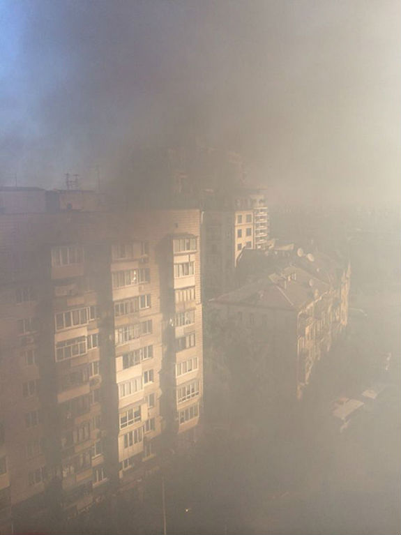 Як перед "Київміськбудом" кидали димові шашки, застосували сльозогінний газ та билися  - фото 1
