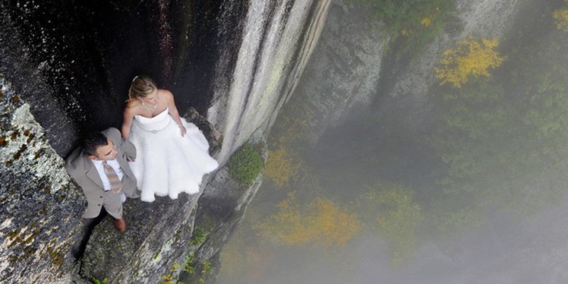 Як виглядає весільна фотосесія на шалено високій скелі - фото 9