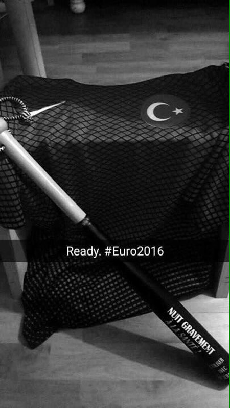 Як турецькі фанати готують до Євро-2016 величезні ножі та битки - фото 3