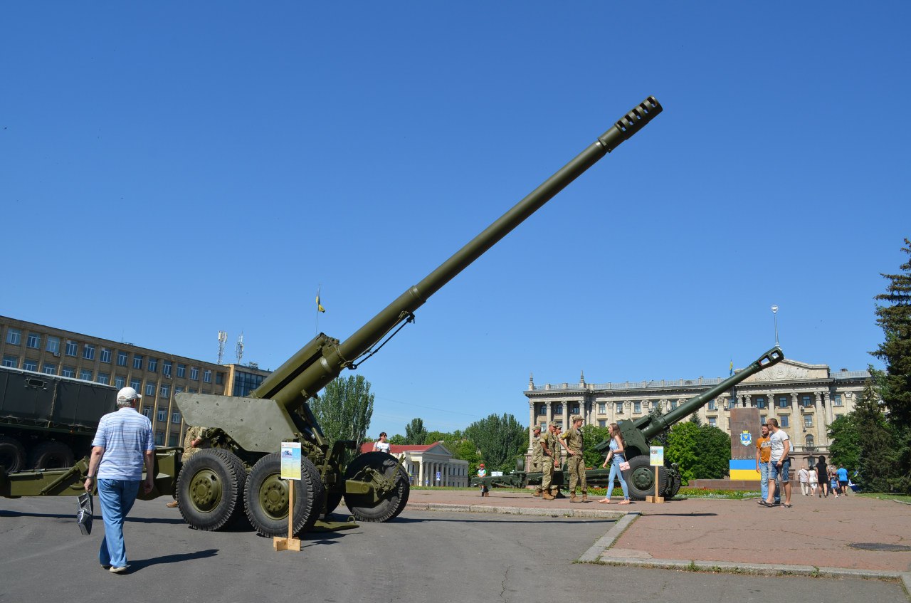 Миколаївцям влаштувал показ військової техніки