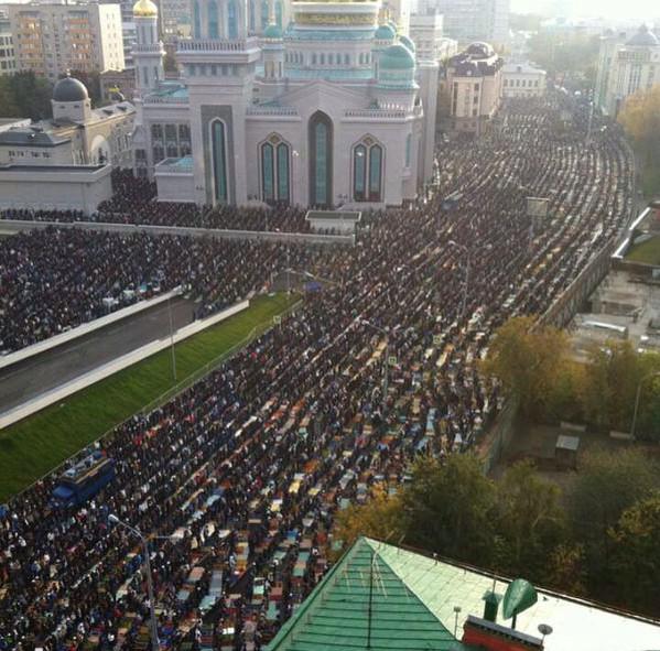 Мусульмани Москви святкують Курбан-байрам у найбільшій в Європі мечеті - фото 1