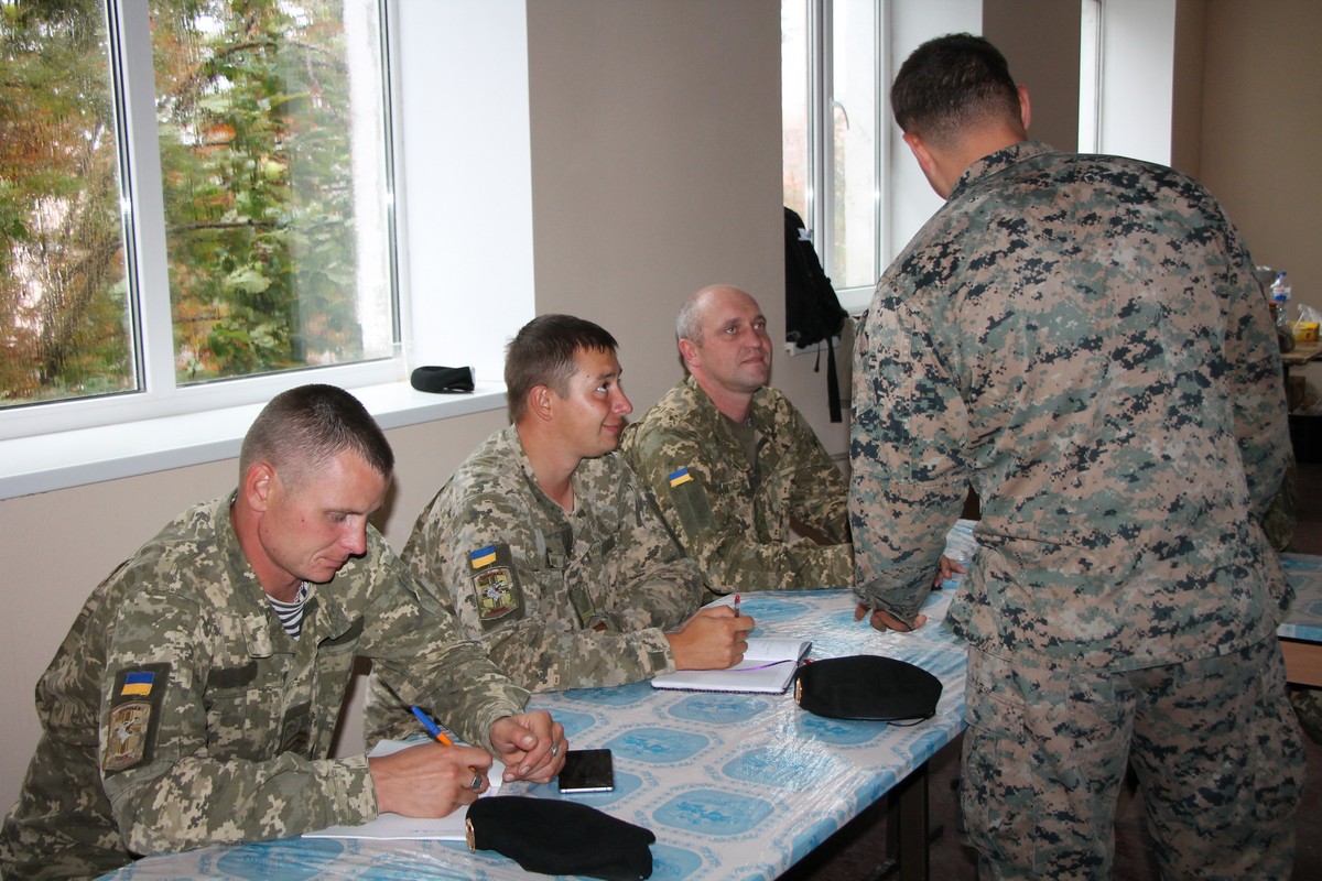 У Миколаєві морпіхів навчають лідерству іноземні інструктори 