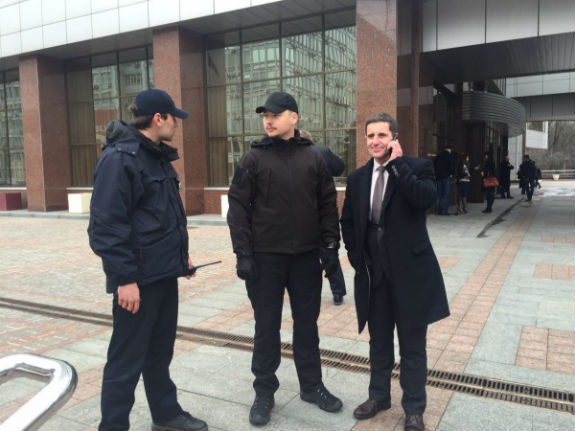 Під столичним судом односельчани патрульного Олійника вимагають його звільнення  - фото 3