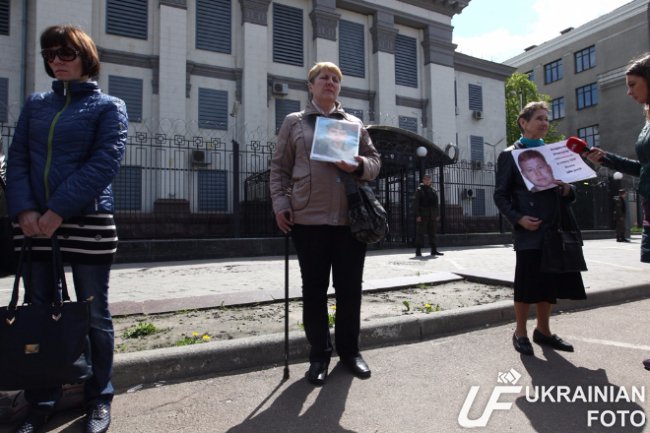 Як родичі українських полонених перекрили рух біля посольства Росії у Києві (ФОТО) - фото 2
