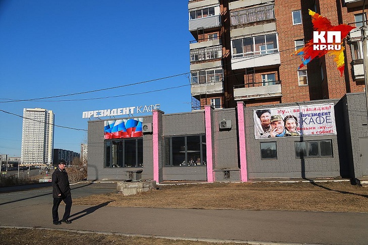 На Росії відкрили кафе Путіна: як відвідувачі плюють в постер з Обамою - фото 1