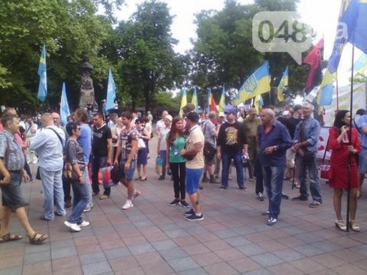 Міськраду Одеси пікетує багато активістів - фото 1