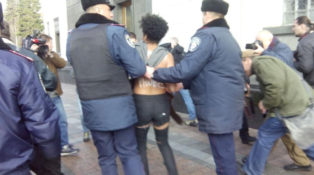 Під Радою дівчата з FEMEN вимагали прийняття антигомофобського закону - фото 3