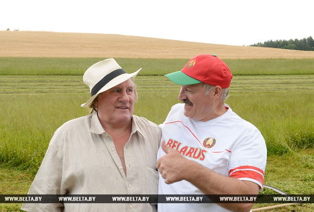 Як Лукашенко примусив Депардьє косити траву і дивитися на корів (ФОТО, ВІДЕО) - фото 1