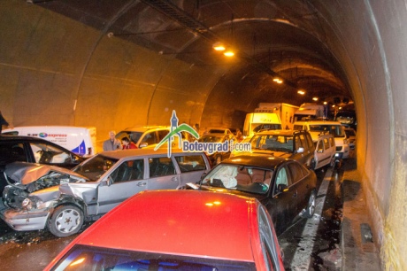У Болгарії в тунелі зіткнулися близько 50 авто, є загиблі - фото 3
