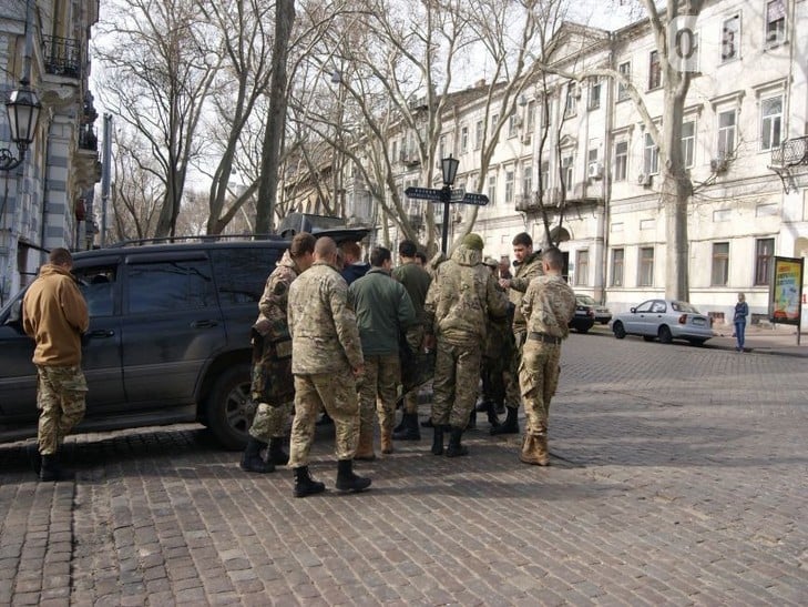 Активісти на прокурорському майдані в Одесі забарикадувалися. Очікували на штурм - фото 7