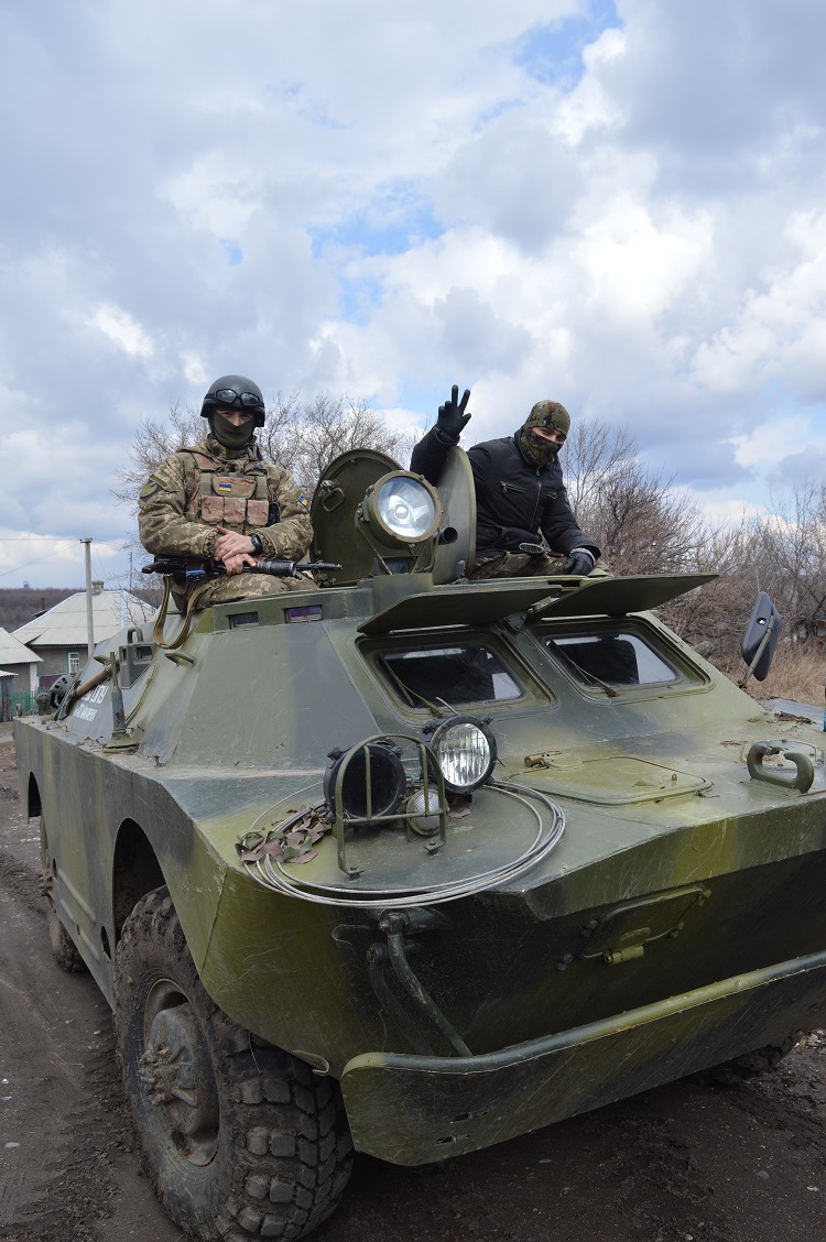 На Луганщині на фугасі підірвалась українська БРДМ, двоє бійців загинули - фото 1