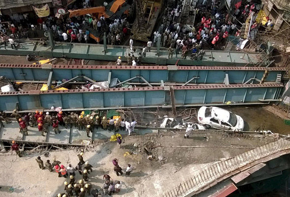 В Індії естакада обрушилась на шосе: 14 загиблих, 150 - під завалами - фото 3
