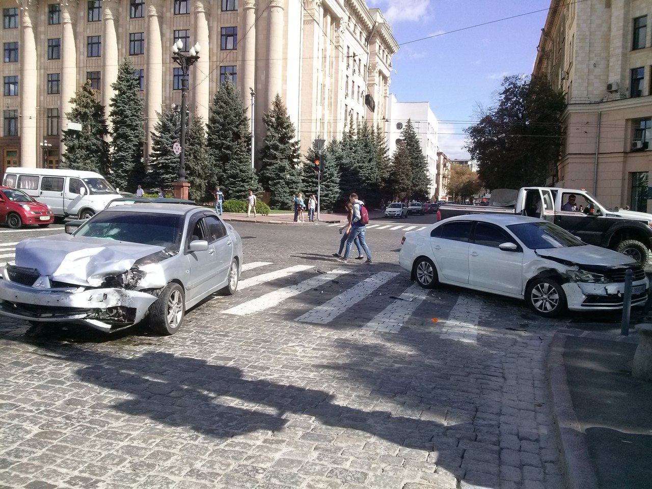 ДТП в центре Харькова: столкнулись две инормарки (ФОТО) ДТП в центре Харькова: столкнулись две инормарки (ФОТО)