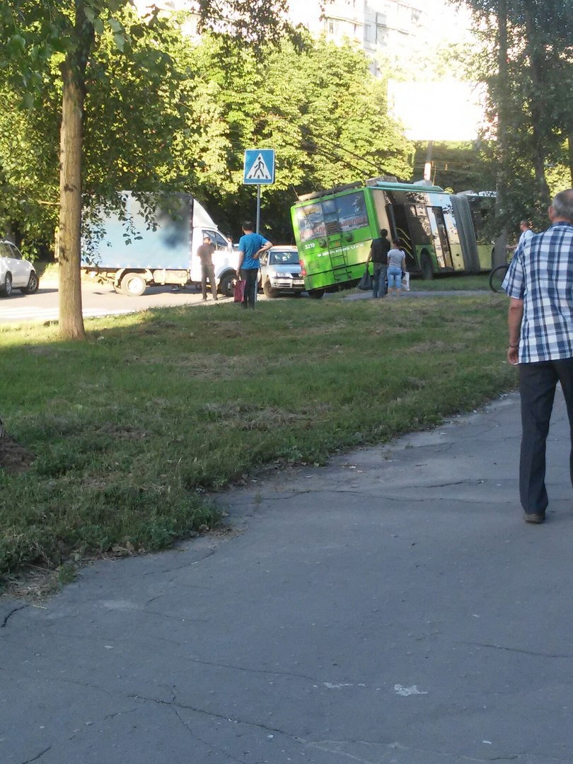 У Харкові внаслідок потрійного ДТП тролейбус вилетів на узбіччя (ВІДЕО, ФОТО)  - фото 3