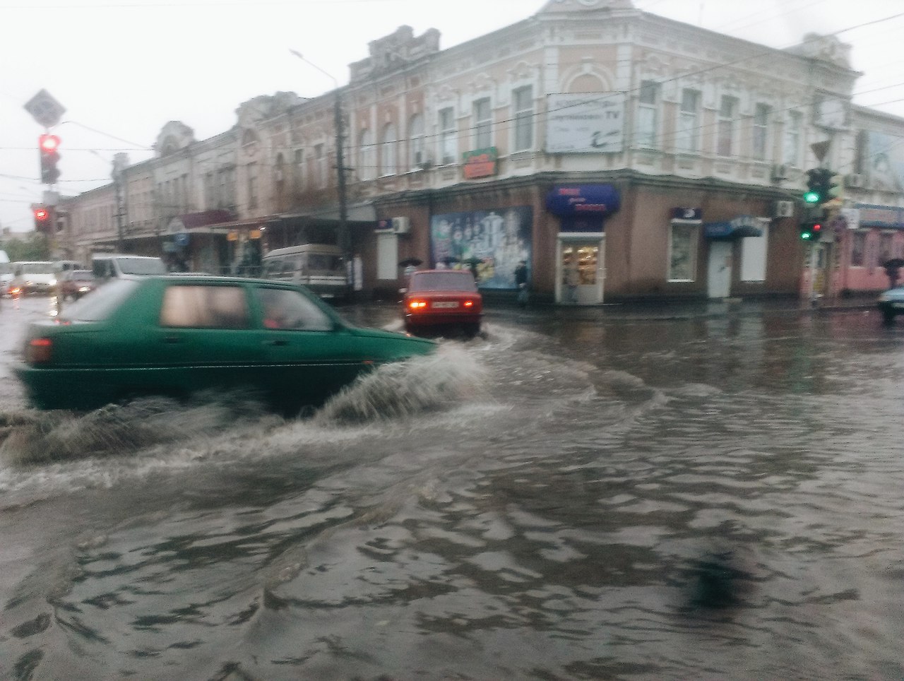 Дощ залив центральні вулиці Мелітополя - фото 1