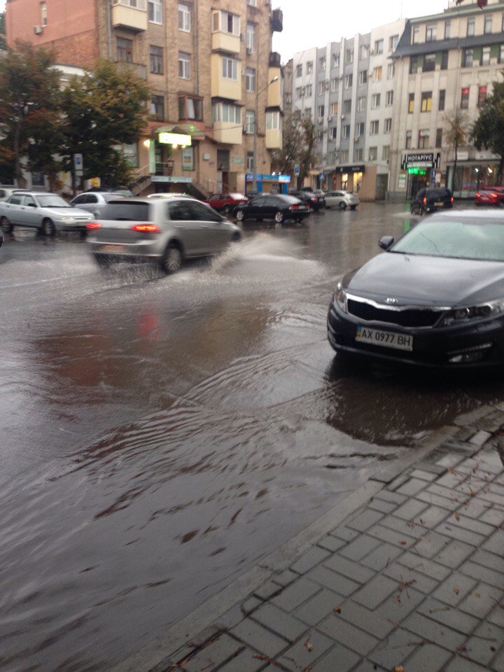 Короткочасна злива перетворила Харків на "Венецію" (ВІДЕО, ФОТО)  - фото 5