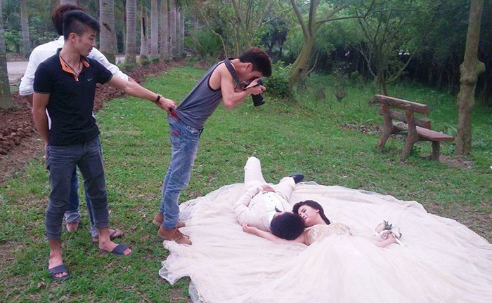 ТОП-8 весільних фотографів, яким доводиться лізти в багнюку і під спідницю - фото 5