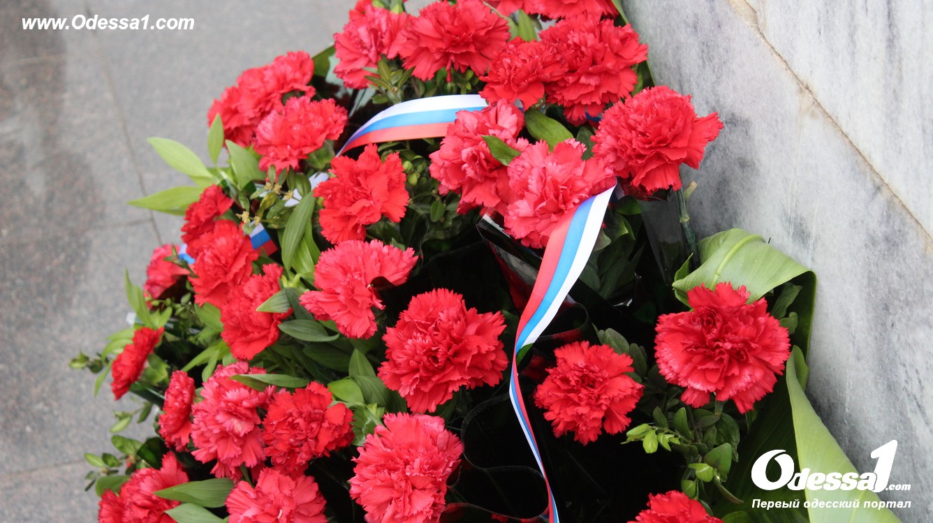 В Одесі під пам'ятник на площі 10 квітня принесли квіти з російським 