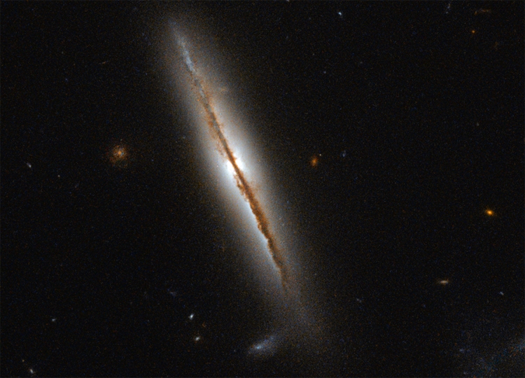 Хаббл передав на Землю фото незвичайної спіральної галактики - фото 2